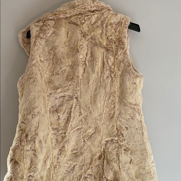 ❌SOLD Kristen Blake Faux Fur Vest - Picture 2 of 9